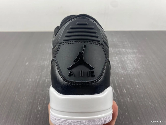 HYPE Retro Monday Jordan Cyber 136064-020 (2016) 3 0812